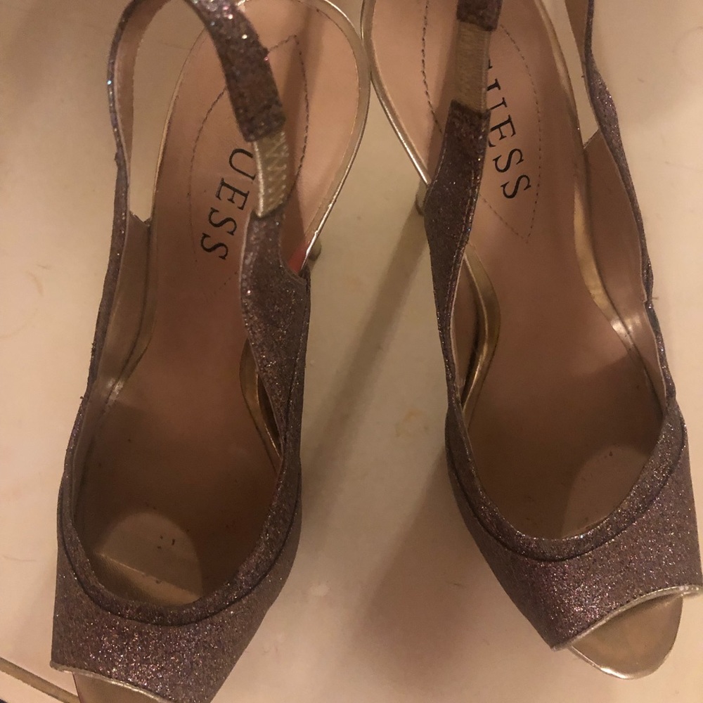 Gold high heels 👠